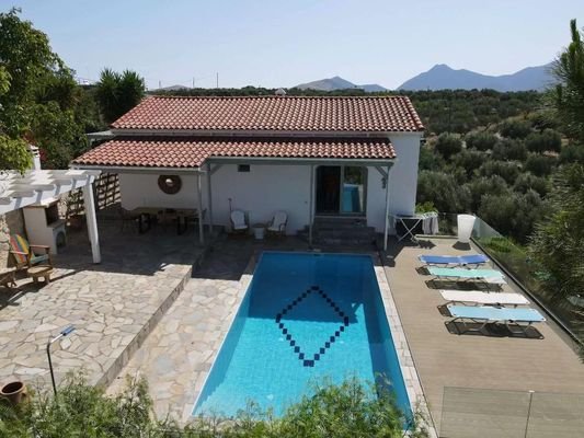 Kreta, Roumeli: Schöne Villa mit Pool zu verkaufen