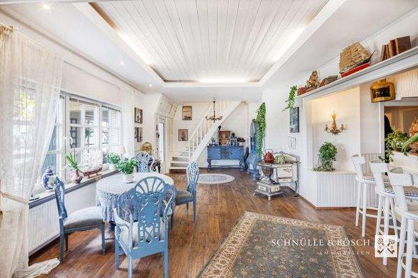 Heller Eingangsbereich mit vielen Fenstern