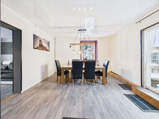 Esszimmer mit Zugang zur Terrasse