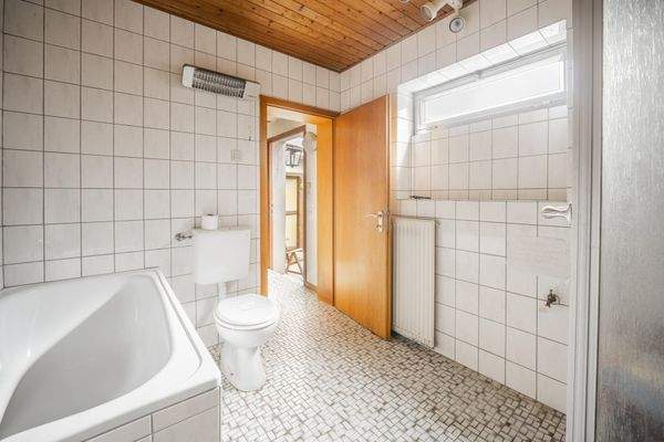 Badezimmer mit Badewanne ..