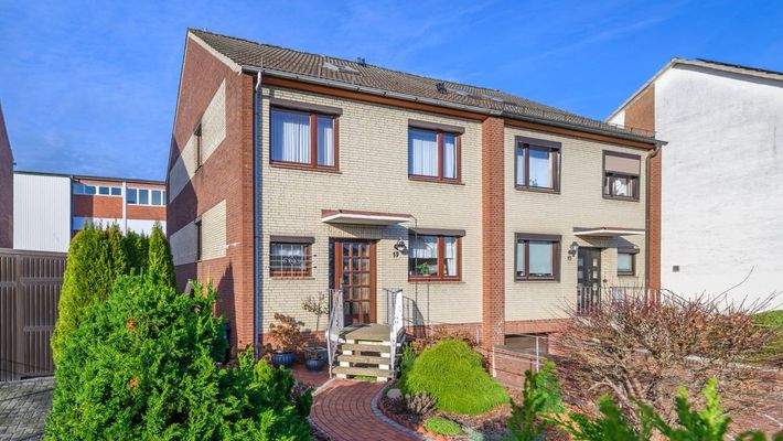 Frontansicht mit Einblick in den Vorgarten