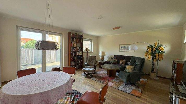 Helles Wohn- und Esszimmer 2