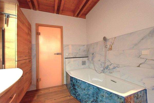 1.OG: Bad, Einbauschrank,  DSC.JPG