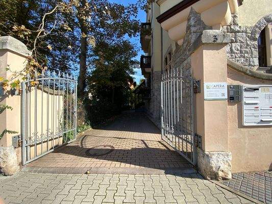 Eingangstor zum Gebäude