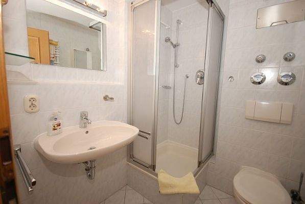 Badezimmer mit Duschkabine