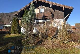Südeite mit Terrasse und Balkon