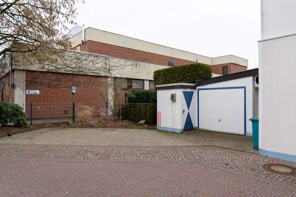 Stellplätze und Garage