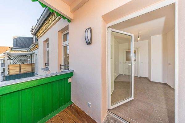 Küche mit Balkonzugang 