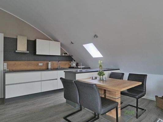 Küche, Tresen und Esstisch