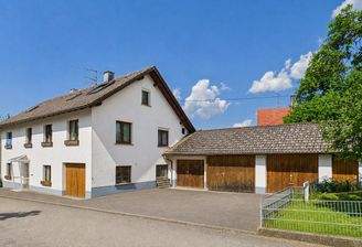 Ansicht mit Garagen