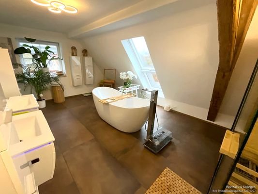 Badezimmer mit Badewanne im Dachgeschoss