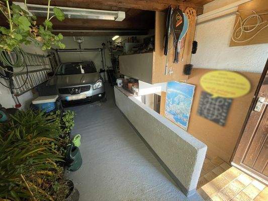 große Garage mit direktem Kellerzugang