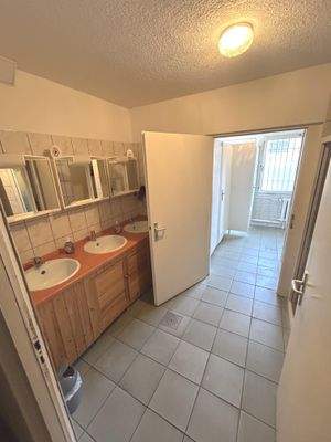 Zentrale Sanitärräume für Gäste, Herren