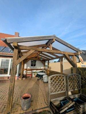 teilüberdachte Terrasse