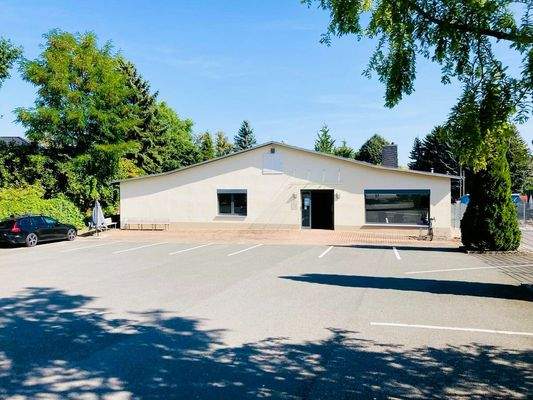 Gebäude Frontansicht_Parkplatz