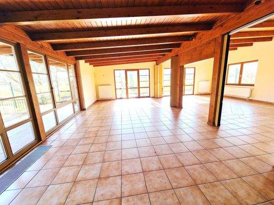 im hellen Gastraum ...