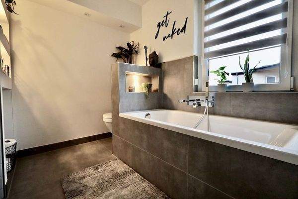 Tageslichtbad mit Wanne im OG.