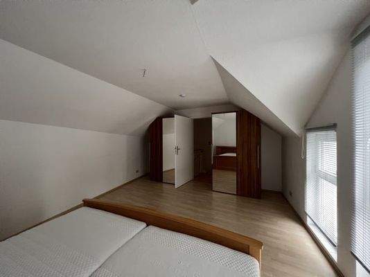 SZ m. Bett u. 2 Schränken