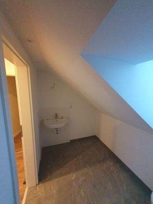 Dachzimmer mit Waschbecken