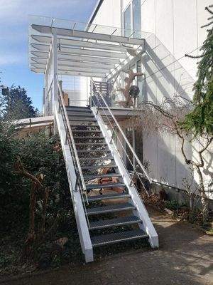 Treppe zur überdachten DT Ost