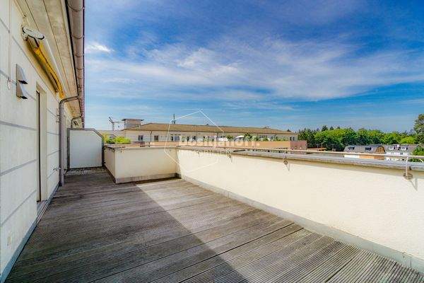 Große Dachterrasse mit Südwest-Ausrichtung