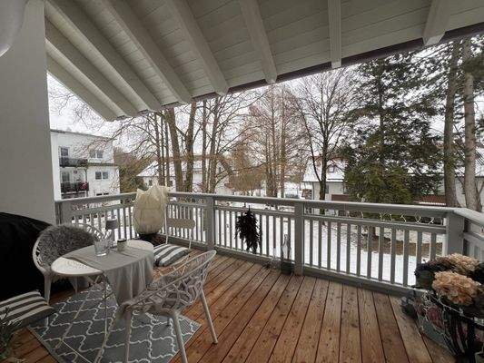 Winterlicher Balkon mit Weitblick - Gemütliche Auszeit im Grünen garantiert!