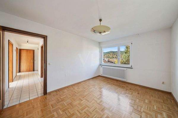 Wohnung im Obergeschoss mit Blick in den Flur