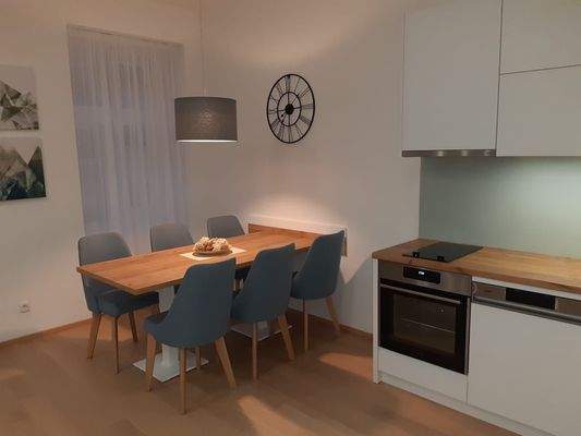 Küche + Esstisch