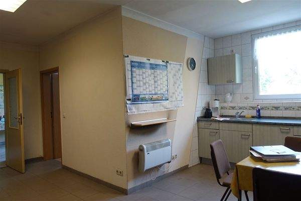 Aufenthaltsraum mit Blick zum WC und Büro