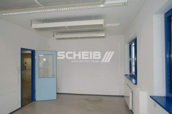 Einblick in ein Büro im Obergeschoss