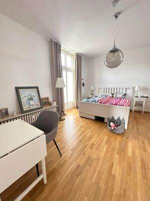 Großzügiges Schlafzimmer