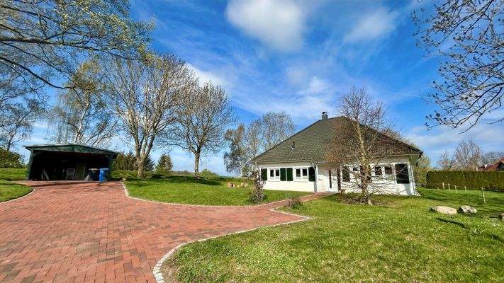 Hausansicht mit Carport