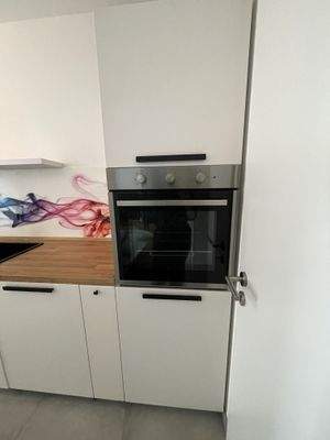 Der Vormieter möchte gern bei Interesse seine Küche für 2.000 € inkl. aller Geräte verkaufen.