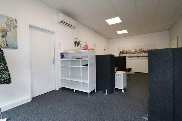 Büroraum mit Eingang