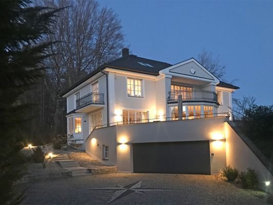 Ansicht Villa mit Zufahrt Garage