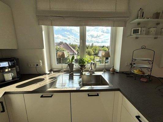 Küchenfenster, schöner Ausblick spät nachmittags