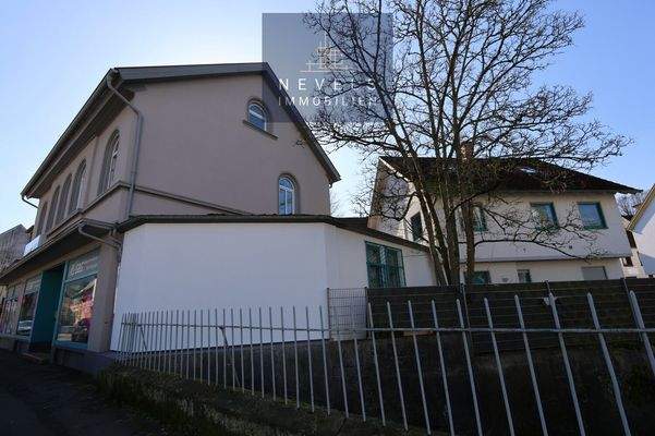 Hauptgebäude mit Anbau