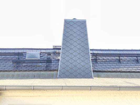 Dach und Dachschiefer-Schornstein