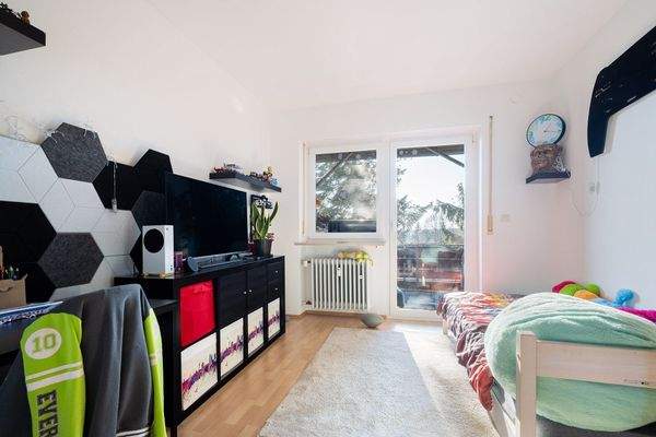 Kinderzimmer/Arbeitszimmer mit Balkon