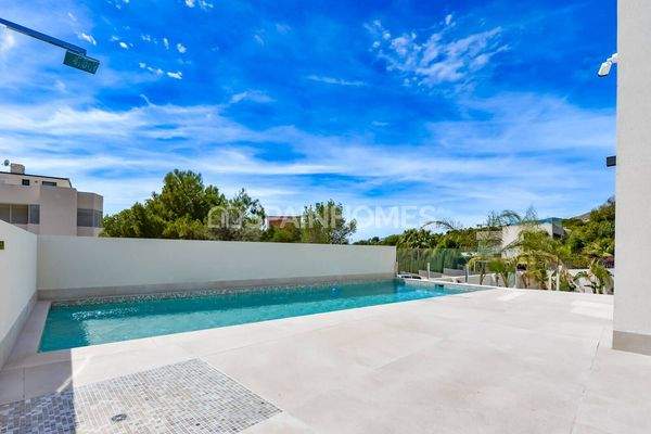 Luxe 3-Bedroom House with Private Swimming Pool in Finestrat