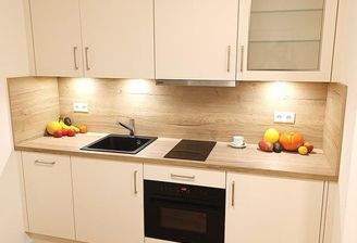 Küchenzeile mit Elektrogeräten