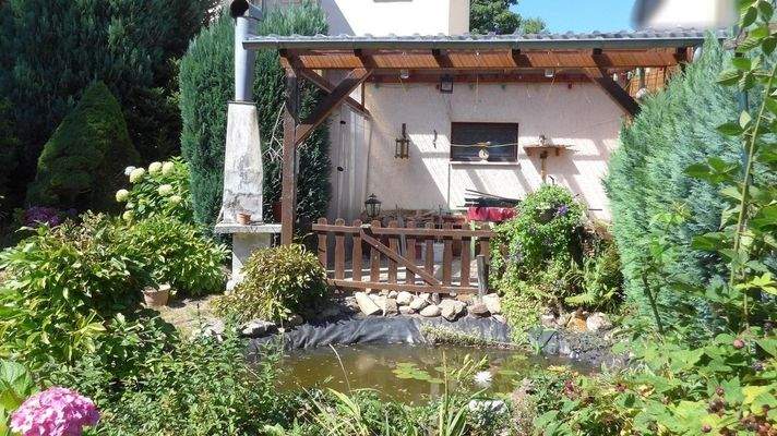 Terrasse und Gartenteich