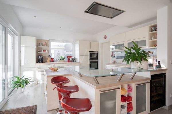 Küche mit hochwertiger Einbauküche 