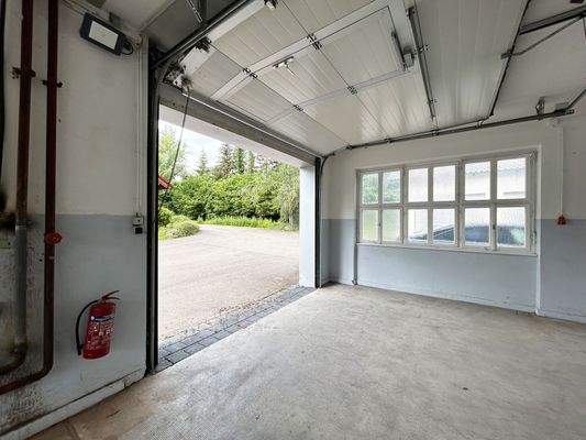 Halle 1 (links): Geöffnetes Sektionaltor