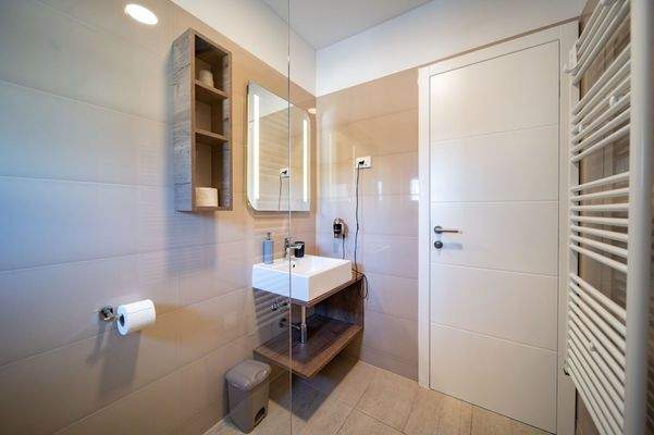 Zeitloses Badezimmer mit Handtuchtrockner 