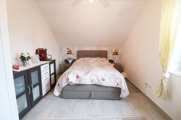 Schlafzimmer DHH-rechts