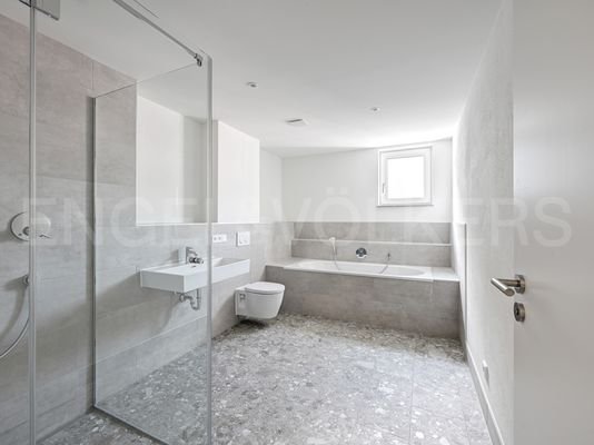 Masterbad mit Wanne und bodengleicher Dusche.jpg