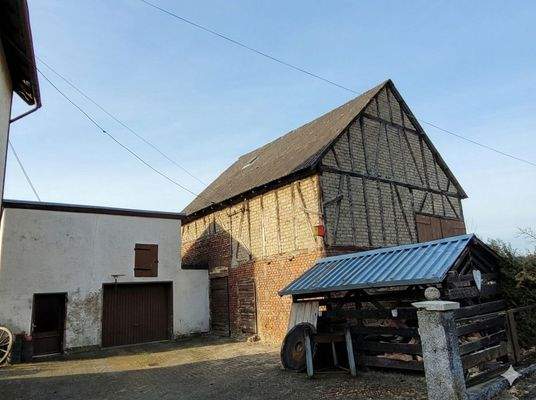 Nebengebäude und Garage