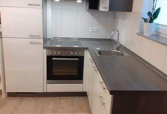 Moderne und neuwertige Einbauküche