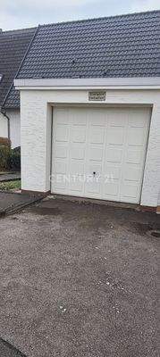 Garage mit davorliegendem Stellplatz
